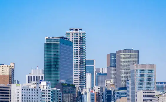 晴れた日の近代的な都市の高層ビル群