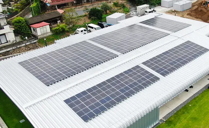 屋根に太陽光パネルが設置された現代的な建物