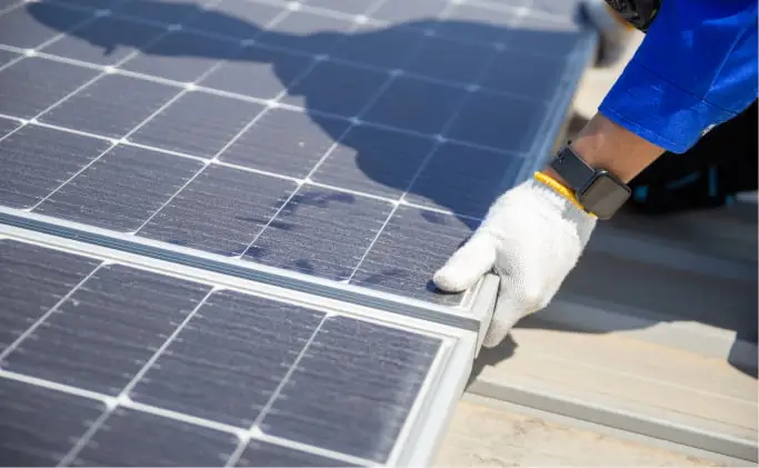太陽光パネルを設置する作業員の手元