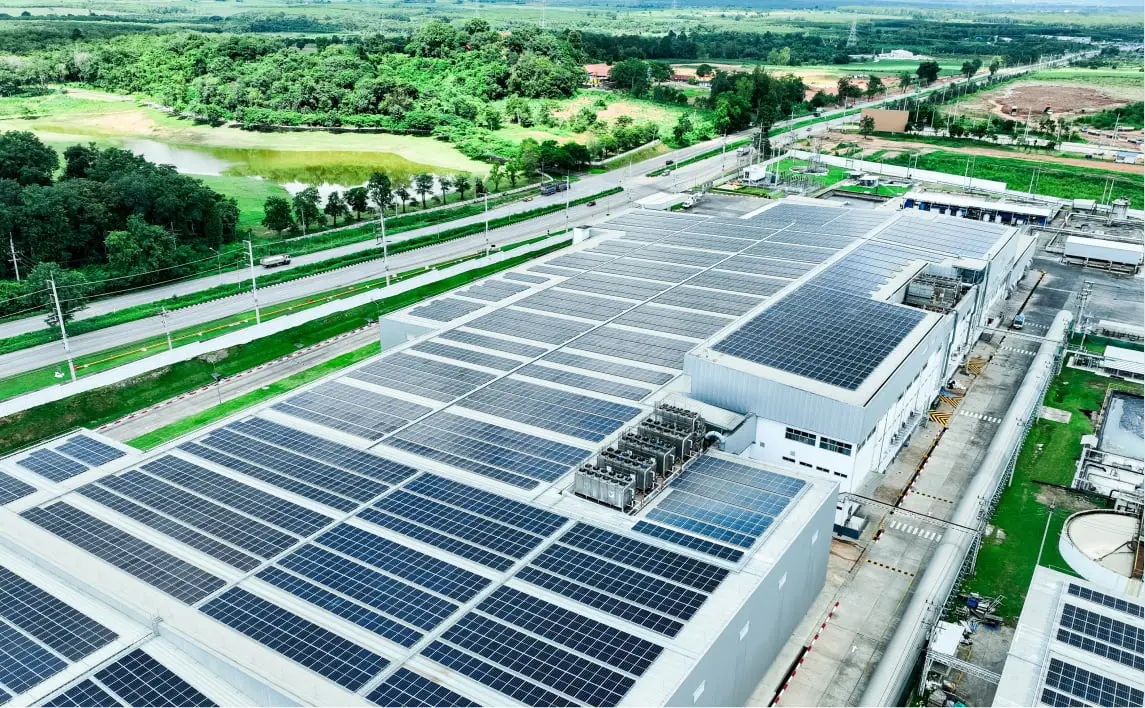 工場屋根に設置された自家消費型太陽光発電システム