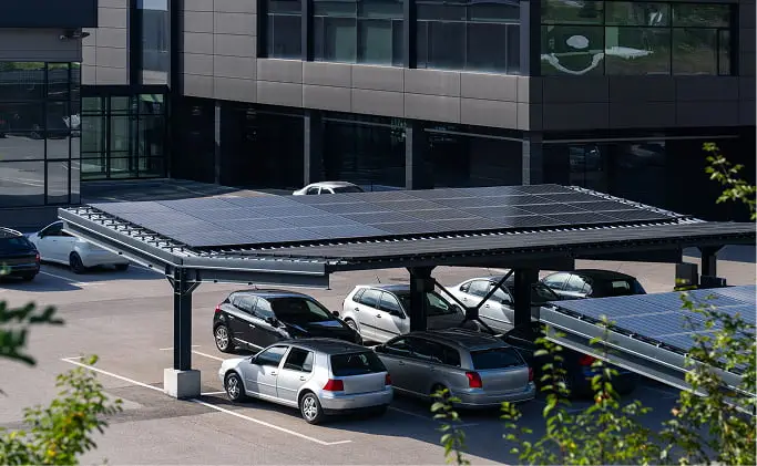 駐車場に設置されたソーラーカーポート
