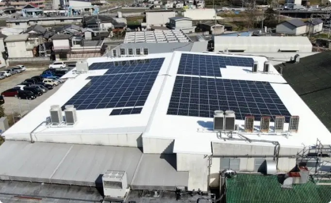 商業施設の屋上に設置された太陽光発電パネル