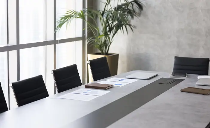 明るい会議室で資料が置かれた会議テーブル