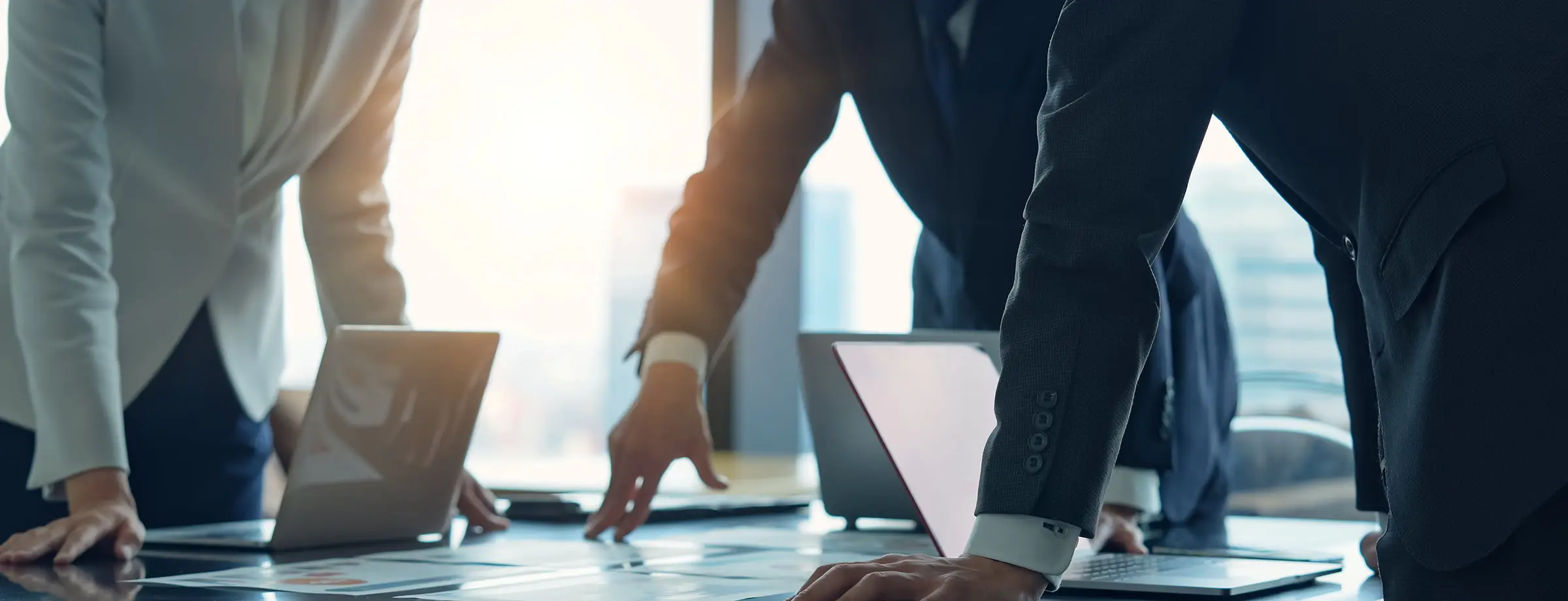 会議テーブルで協働するビジネスパーソンたち