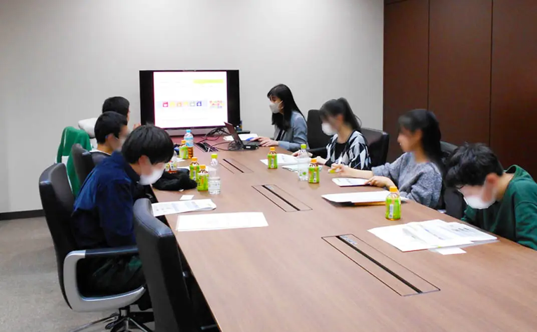 会議室でミーティングを行う様子