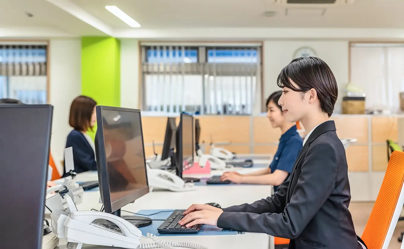 オフィスで働く社員たち