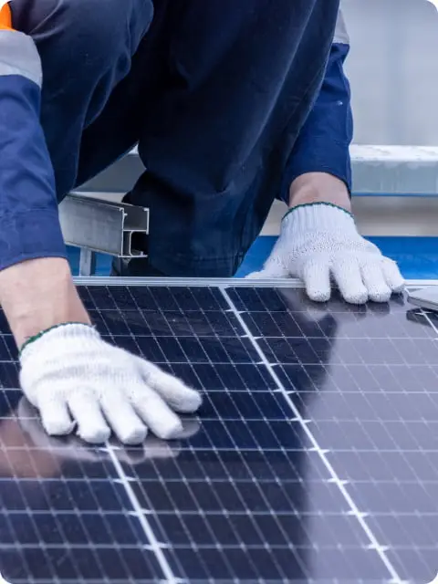 ソーラーパネルを設置する作業員